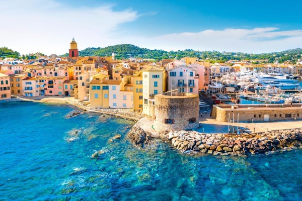 Saint-Tropez : Pourquoi l’aluminium est devenu le nouveau standard du semi-rigide de luxe