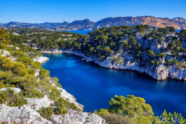 Navigation entre Bandol et les Calanques : Le choix de la robustesse pour explorer le littoral rocheux