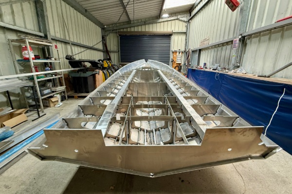 Fabricant de bateau aluminium sur mesure : L’excellence au service des projets critiques